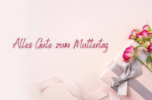 #FriedenBrauchtFrauen Vor rosa Hintergrund liegen rechts unten ein Geschenk und ein Rosenstrauß. Mittig ein Schriftzug: Alles Gute zum Muttertag