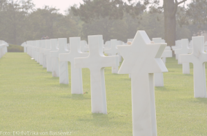 #FriedenBrauchtFrauen Ein Soldatenfriedhof. Weiße Kreuze als Grabmale auf einer grünen Wiese. Ein Grabmal ist ein weißer Davidstern